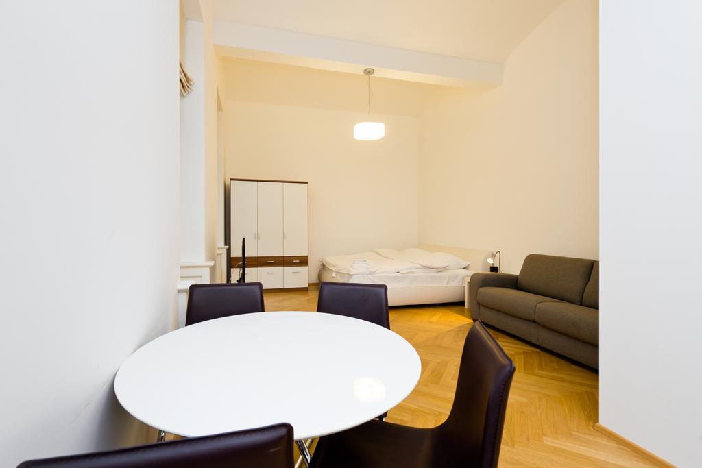Modern Apartment Vsehrdova Prague Bilik gambar