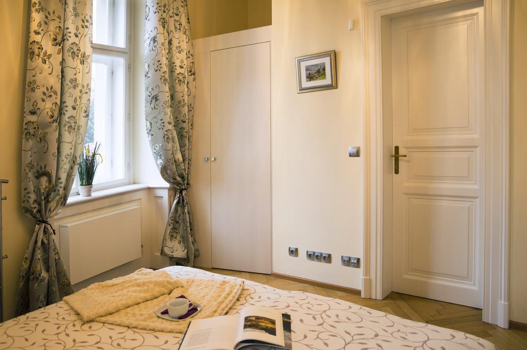 Modern Apartment Vsehrdova Prague Luaran gambar