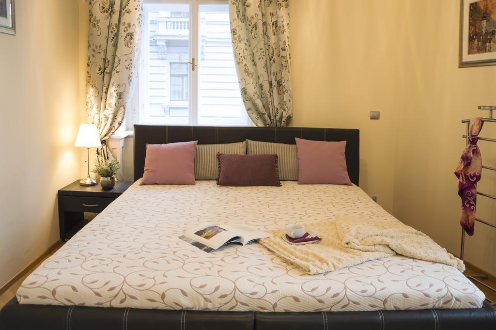 Modern Apartment Vsehrdova Prague Luaran gambar
