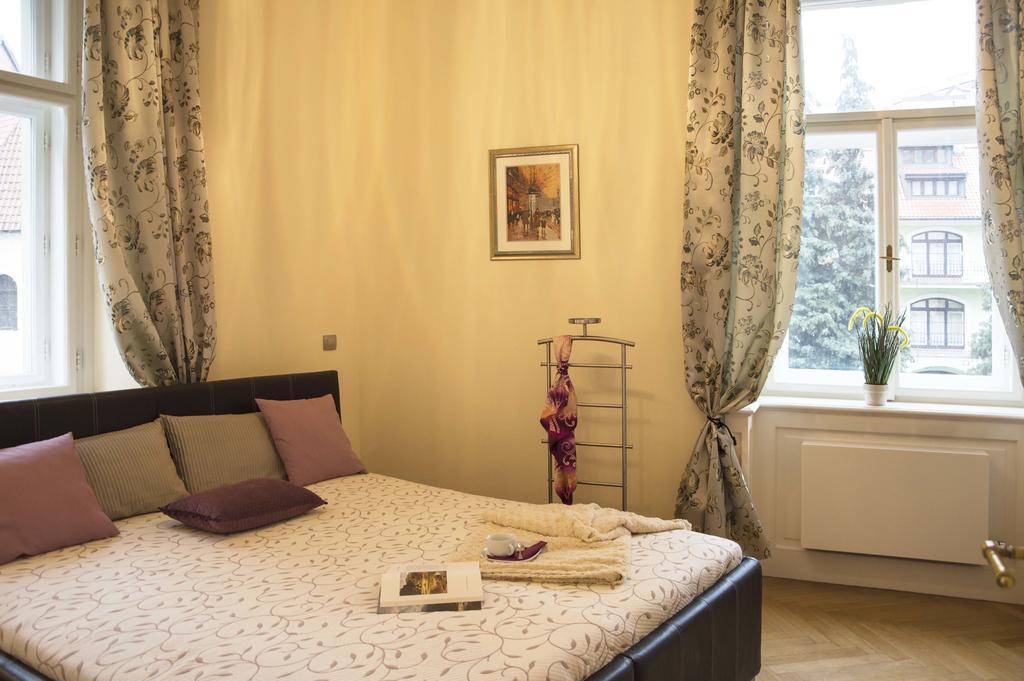 Modern Apartment Vsehrdova Prague Luaran gambar