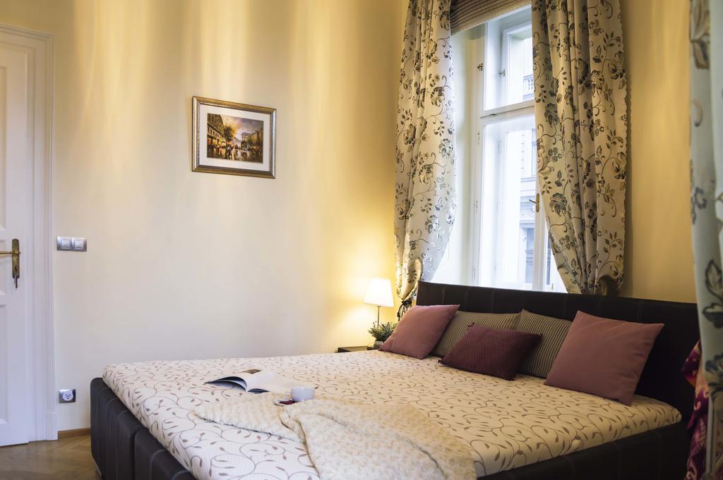 Modern Apartment Vsehrdova Prague Luaran gambar